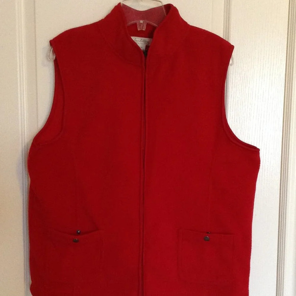 Tradition Country Collection Women's Red Fleece Vest Size L Soft Warm Winter - Picture 2 of 6